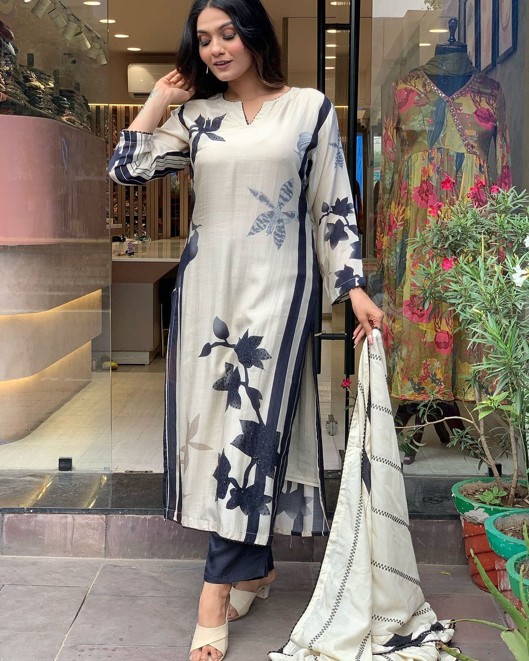 Muslin Floral Printed Kurta Pants & Dupatta